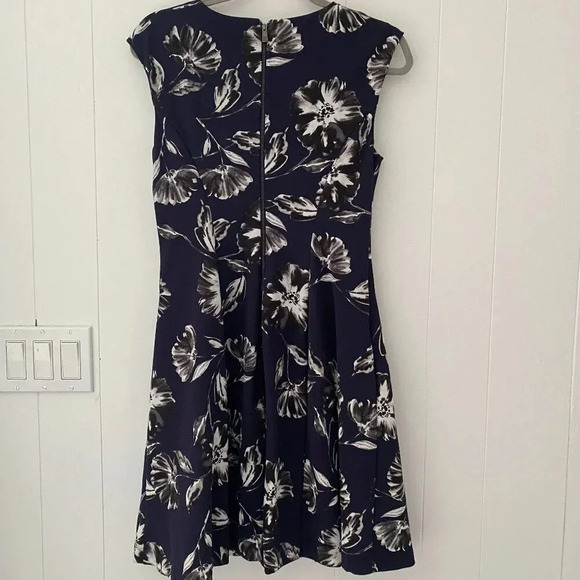 Vince Camuto Navy Blue Floral Fit Flare V Neck Stretch Pockets Size 8 M107 - Picture 2 of 5
